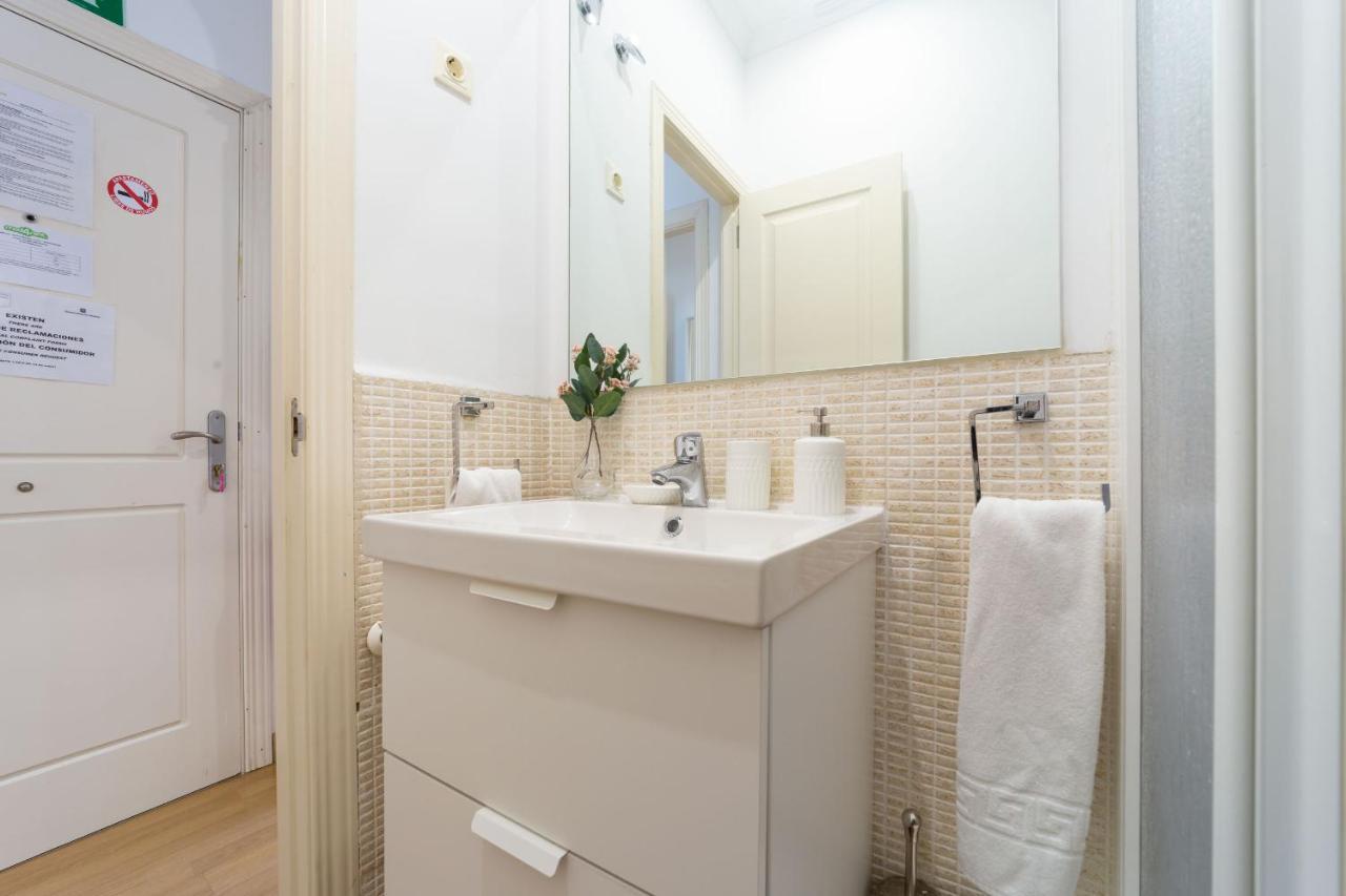 Apartamentos Gran Via Madrid Kültér fotó